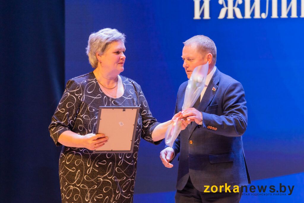 Колос награждает