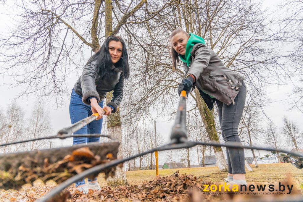 В Узде стартовали весенние субботники. Посмотрели, кто первый вышел на уборку
