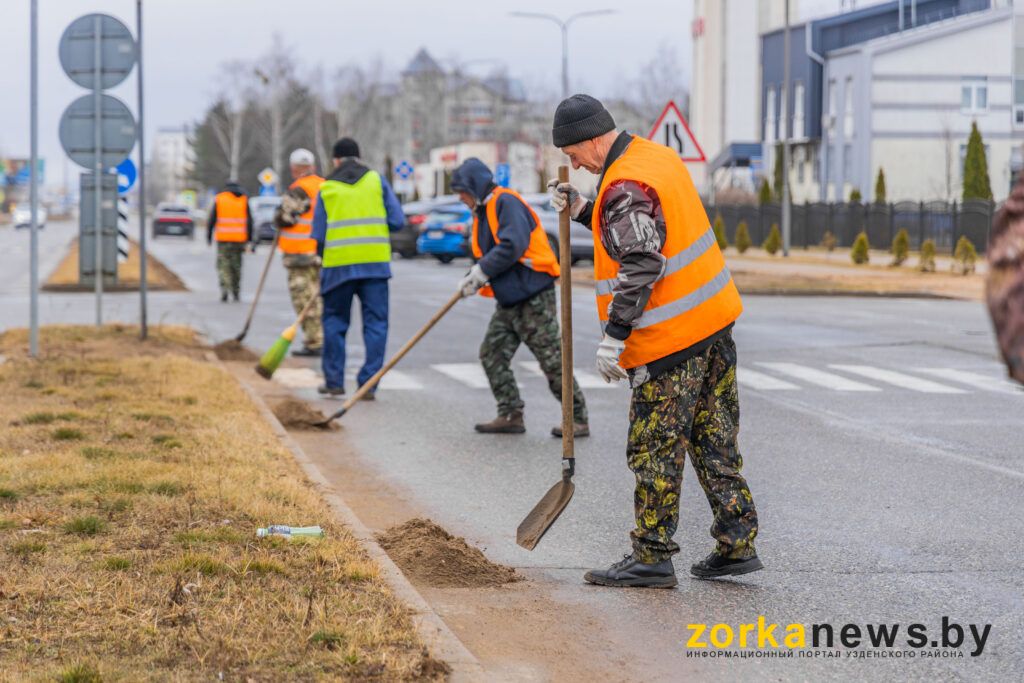 Весенняя уборка в городе. Как ЖКХ убирает песок и ремонтирует дороги в Узде