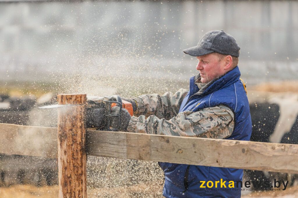 Субботник по-мужски. Председатель Узденского района с депутатами наводили порядок на ферме