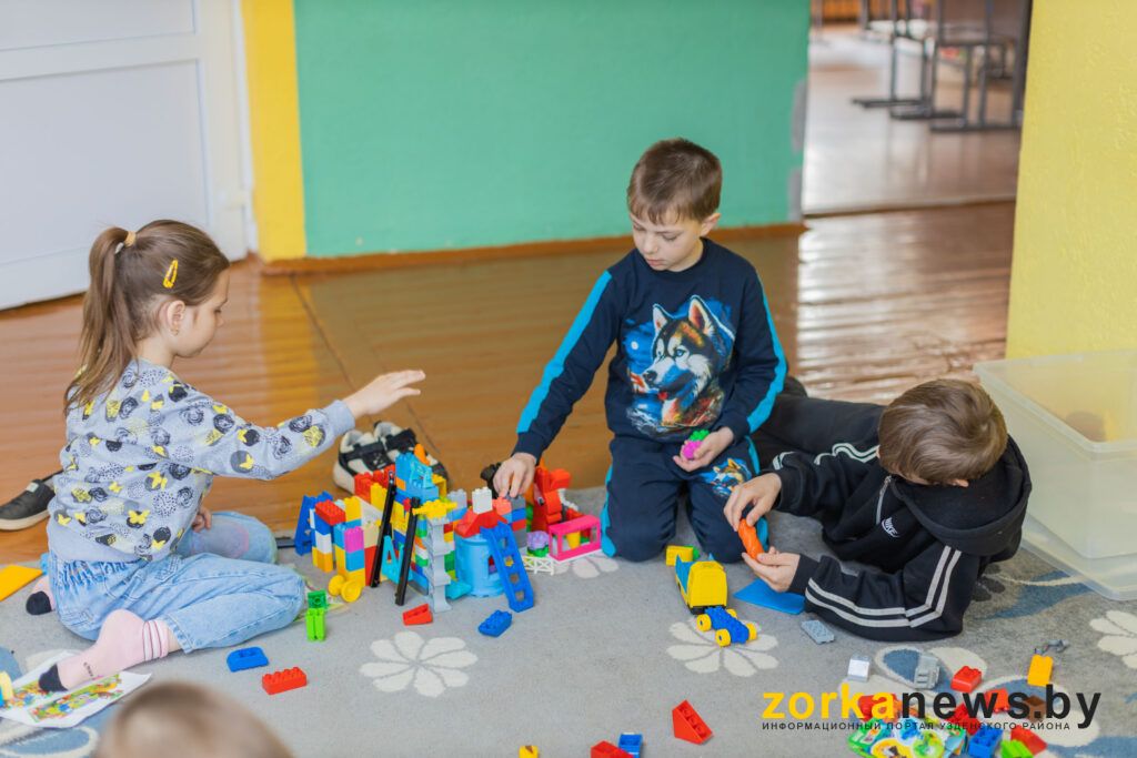 дети складывают конструктор