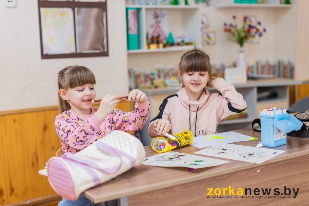 школьницы на каникулах в школе