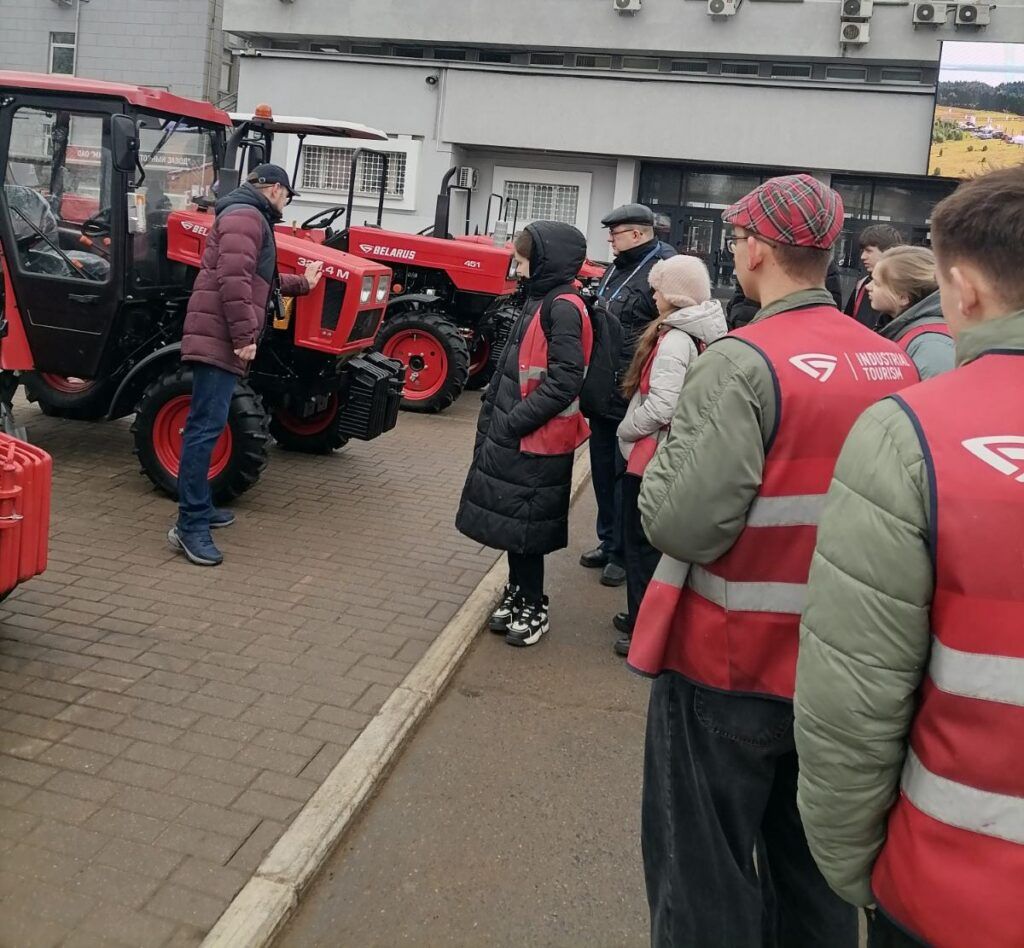 Школьники из Узды познакомились с производством белорусских тракторов