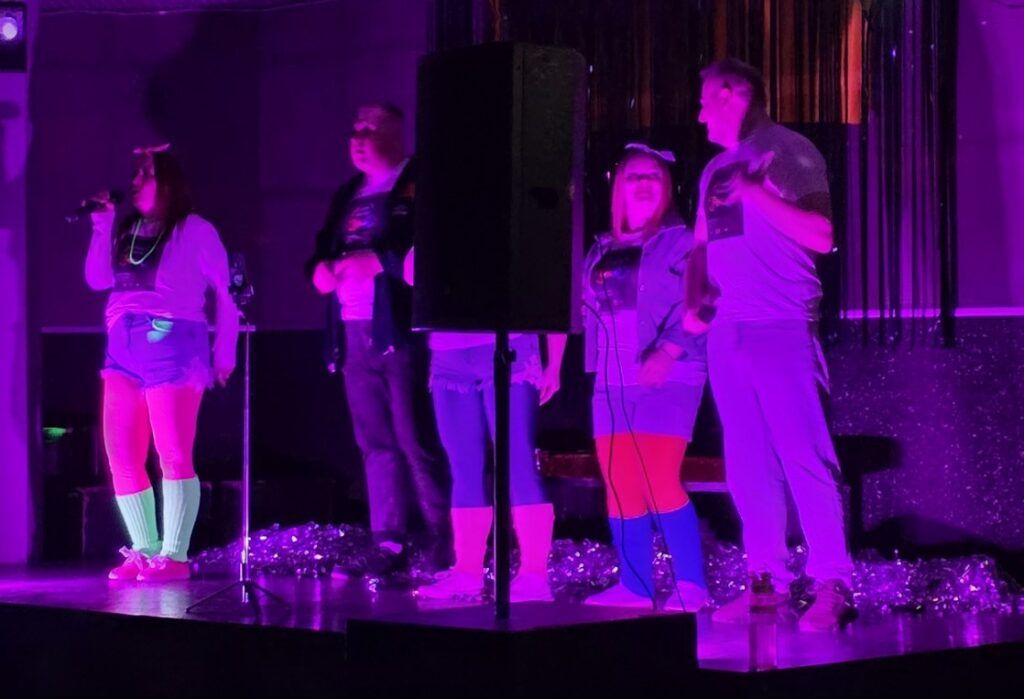 В Узденском Доме культуры прошла дискотека в стиле 90-00-х годов