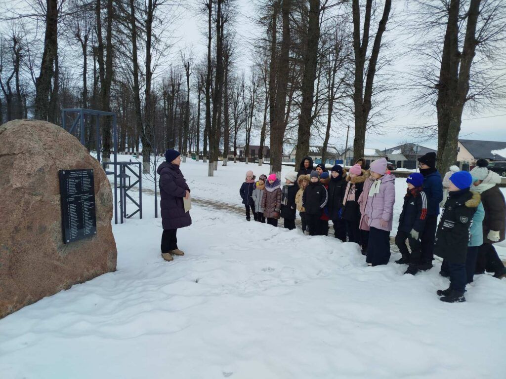 возле памятного знака в парке Победы
