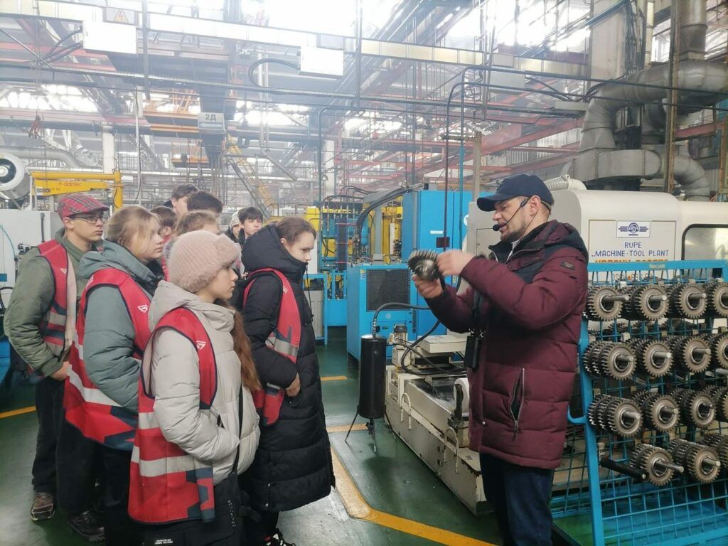 экскурсовод рассказвыает школьникам