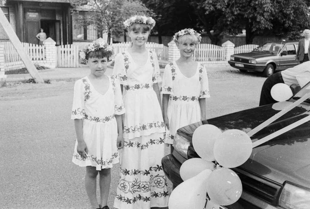 девочки в национальных костюмах