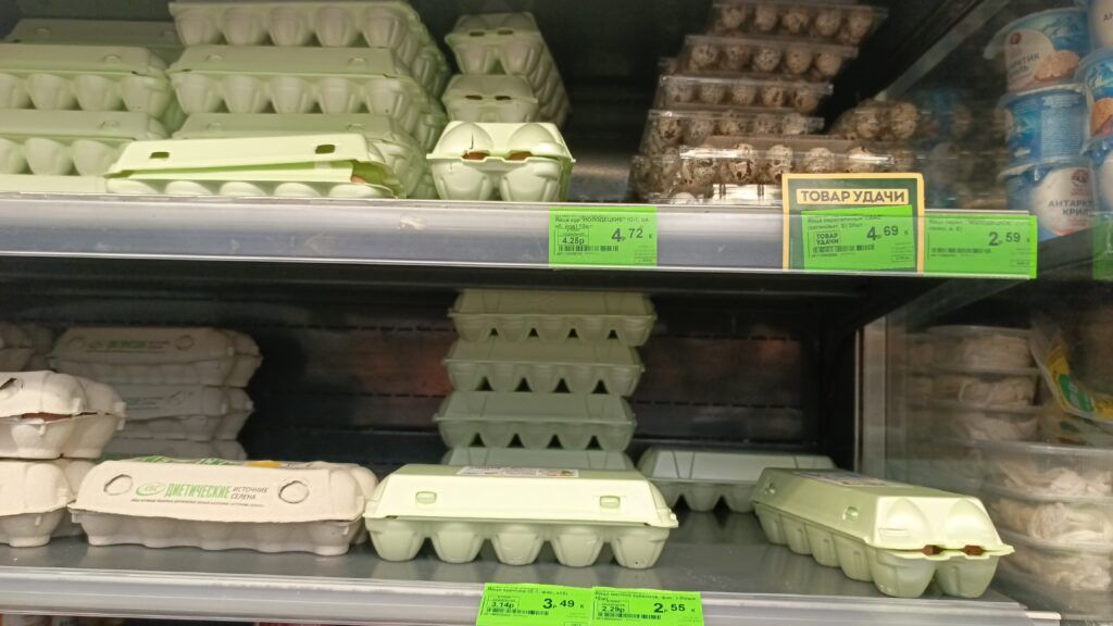 ассортимент яиц в магазине