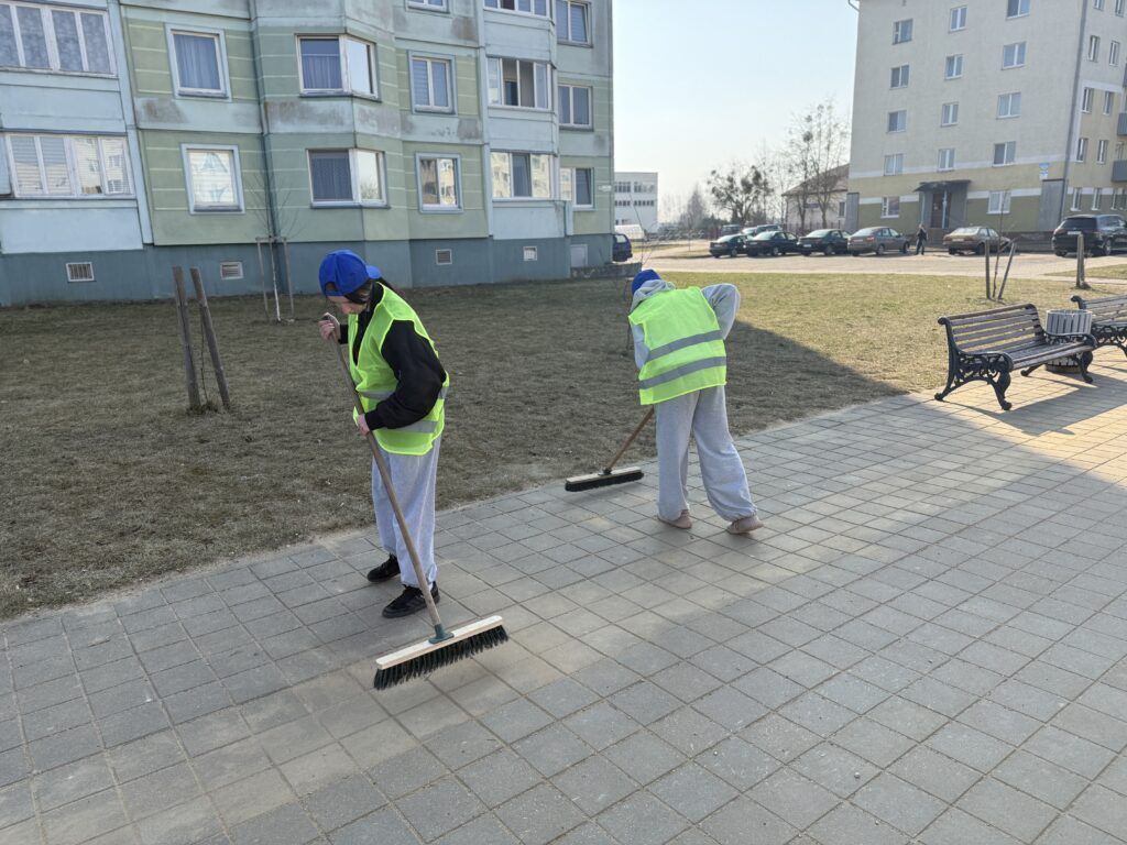 Студотряд в деле. Наводить порядок в городе помогают учащиеся Узденского колледжа