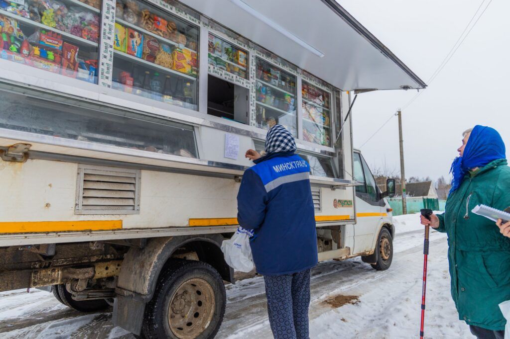 За продуктами в тапках. Узнали, как встречают автолавку в Чурилово