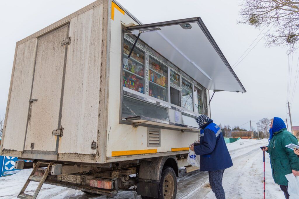 покупатели возле автолавки