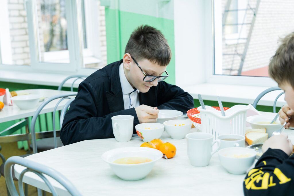школьник обедает