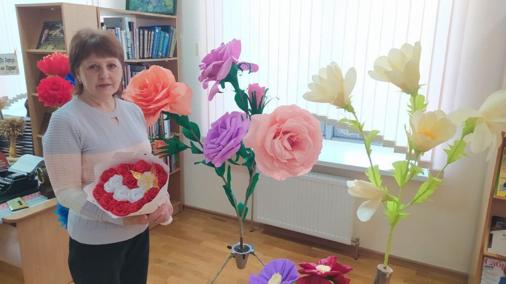Подарок к 8 Марта. В библиотеке Узды расцвели розы из лент и бумаги