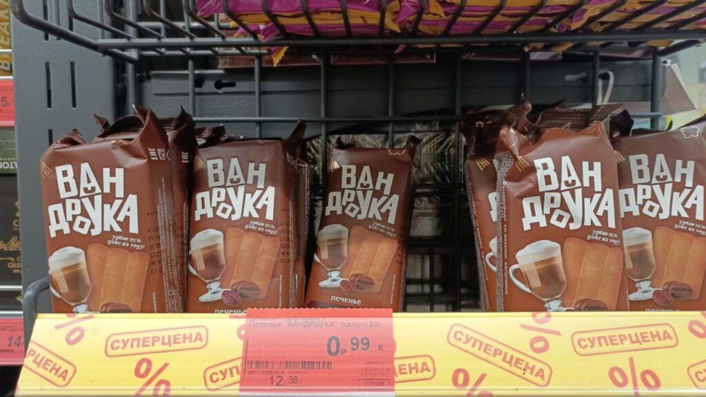 полка с печеньем