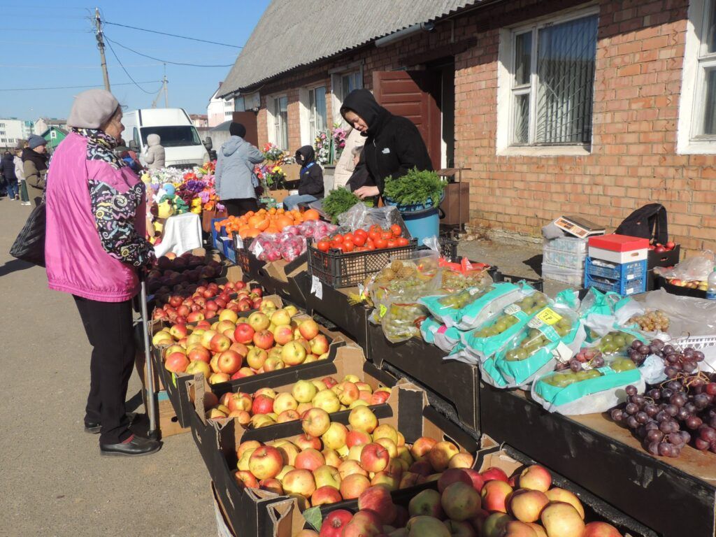 Прилавки позеленели, но яркости от овощей нет. Чем запастись на рынке в Узде