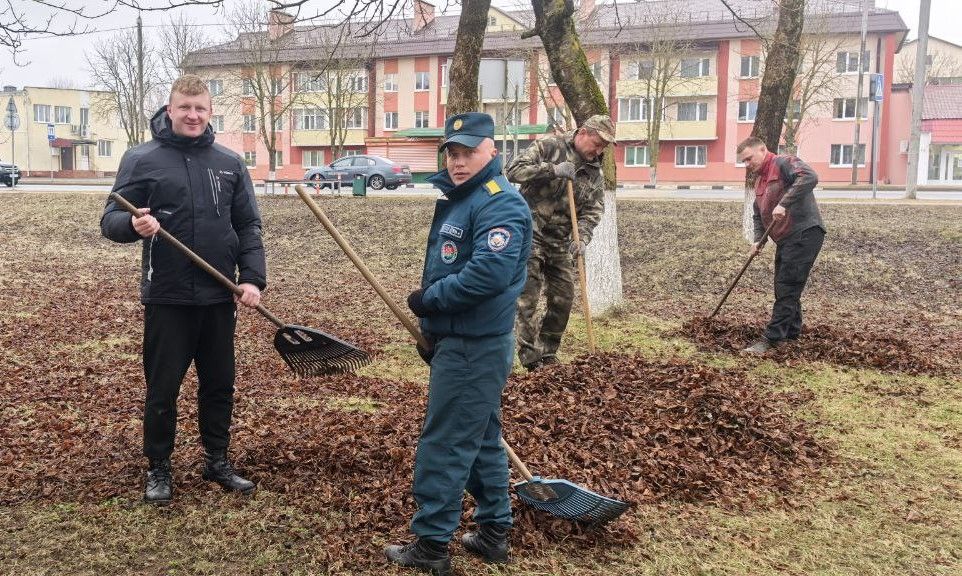 Спасатели Узденщины вышли на весенний субботник