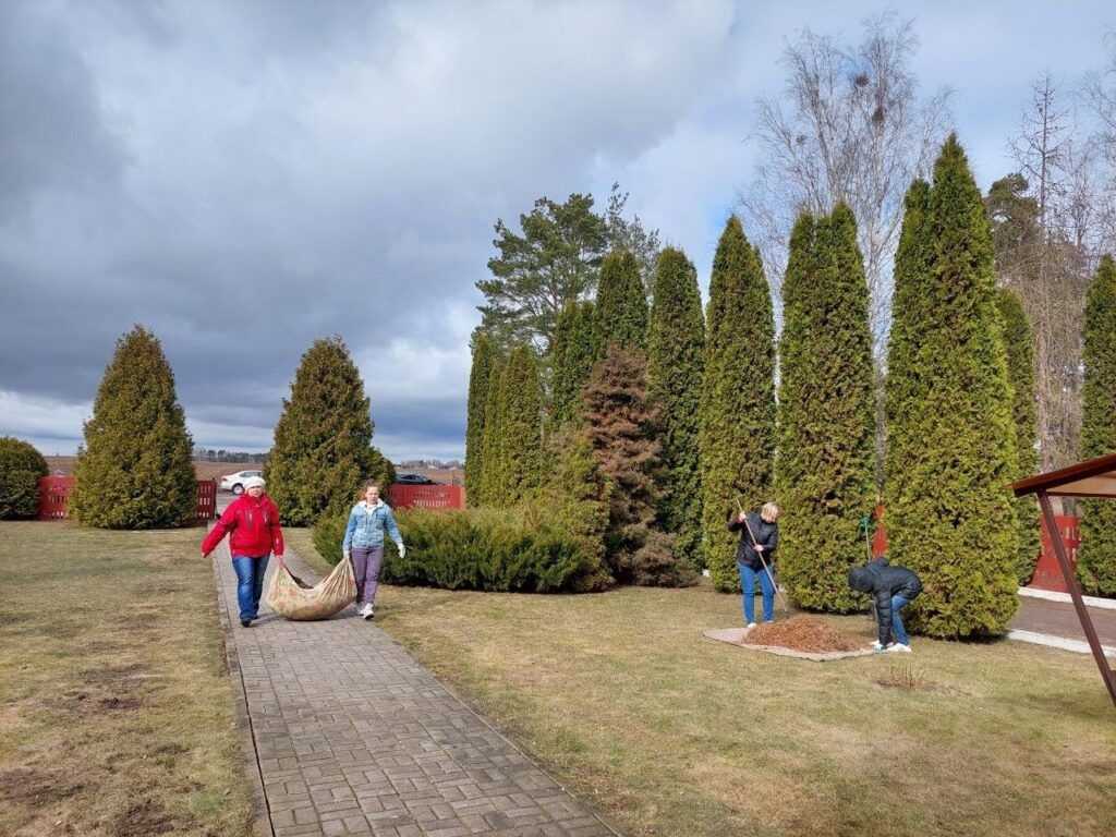 Жители Узденщины приняли участие в районном субботнике