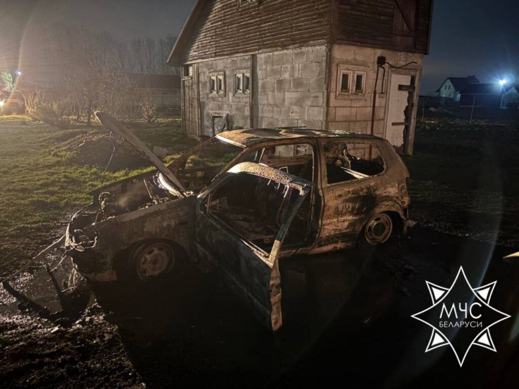 сгоревшая машина