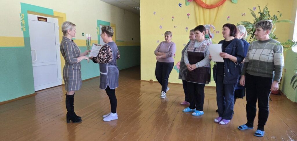В Хотлянской школе наградили кладовщицу и уборщицу