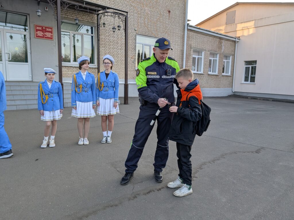 Николаевич проверяет наличие фликера у школьника