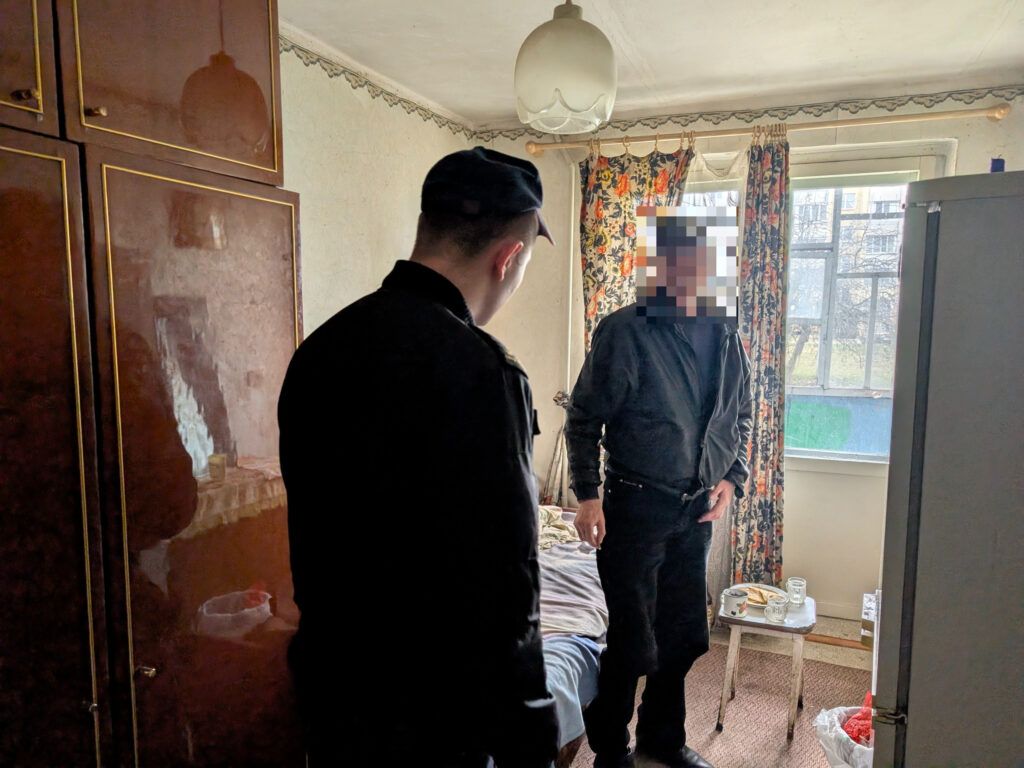 милиция с хозяином квартиры