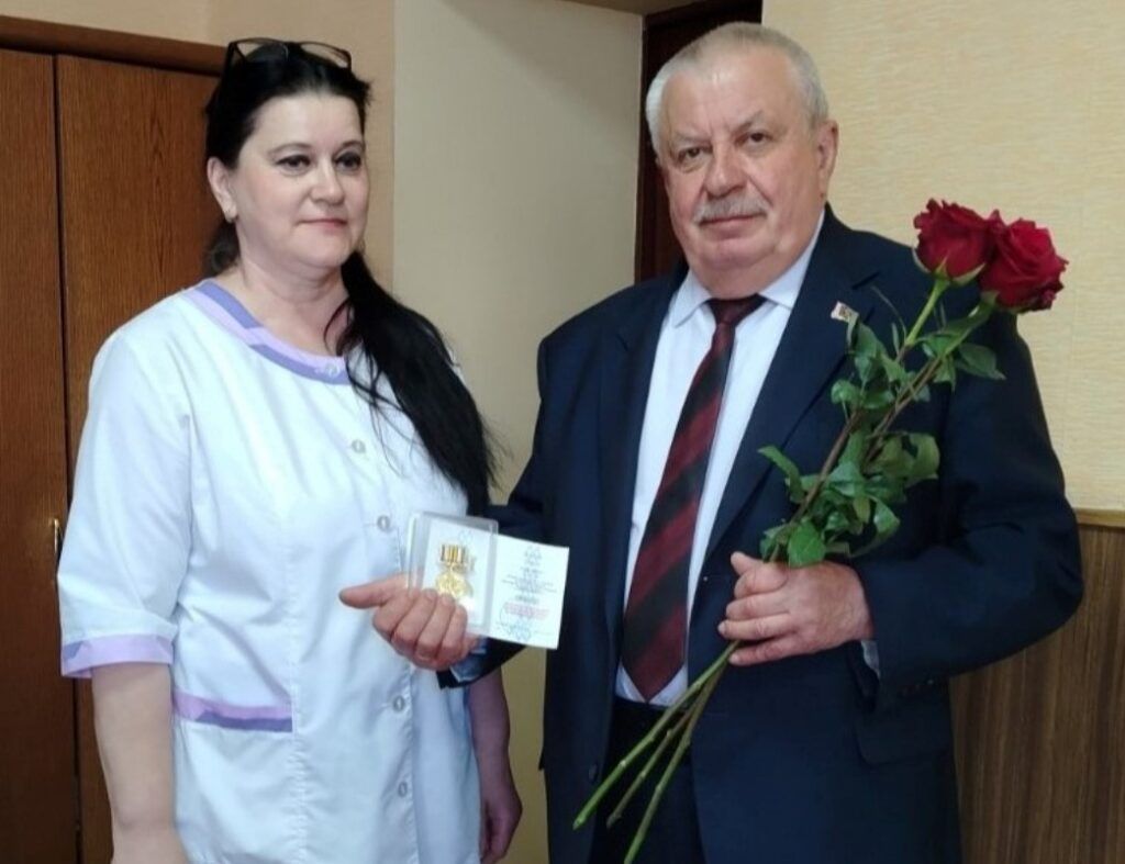 К 40-летию Чернобыля: акушерку Узденской больницы наградили знаком отличия