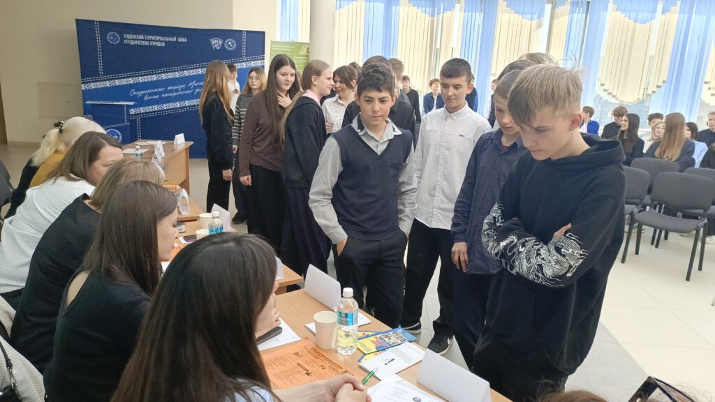 подростки на ярмарке вакансий