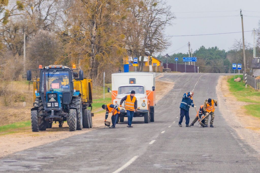 ДРСУ-163 начал ямочный ремонт критичных участков дорог в Узденском районе