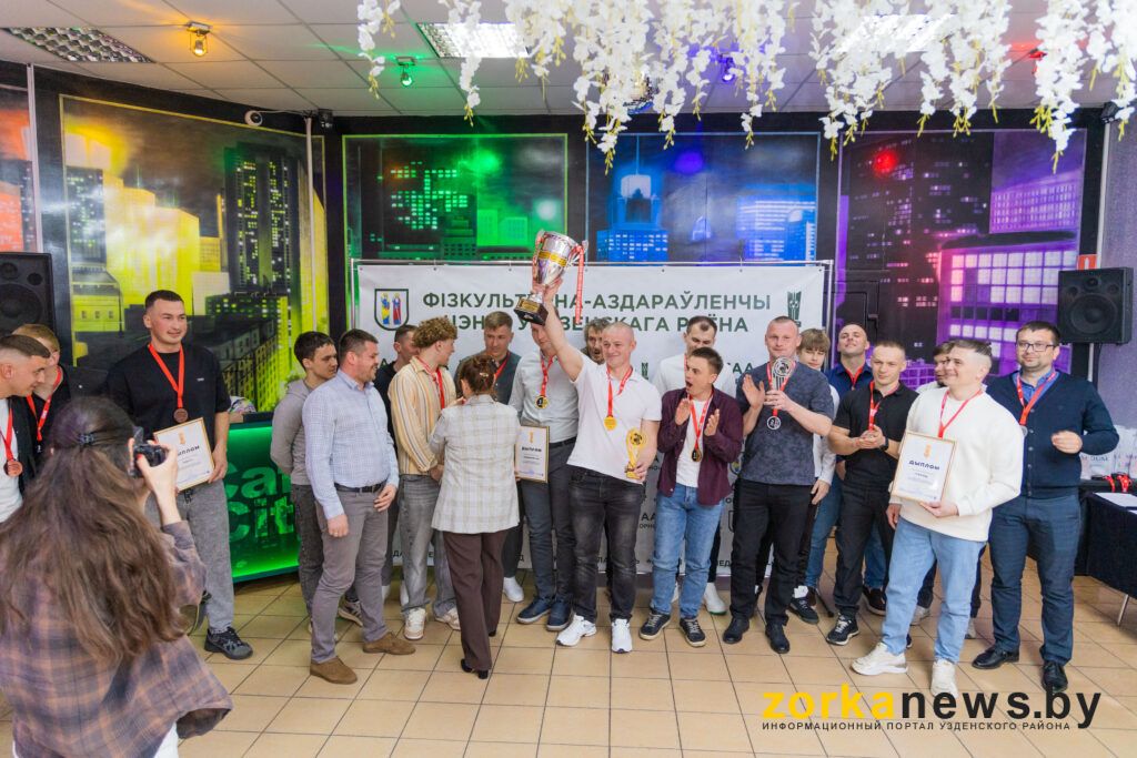 Победителей чемпионата района по мини-футболу наградили в Узде