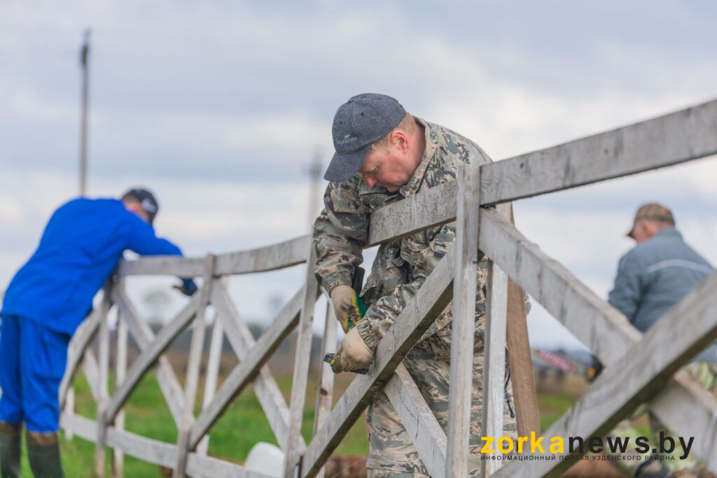 Председатель Узденского райисполкома на субботнике работал на ферме в Чирвоной Горке