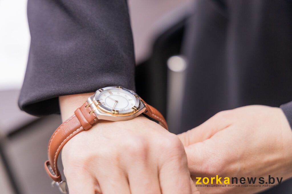 часы на руке