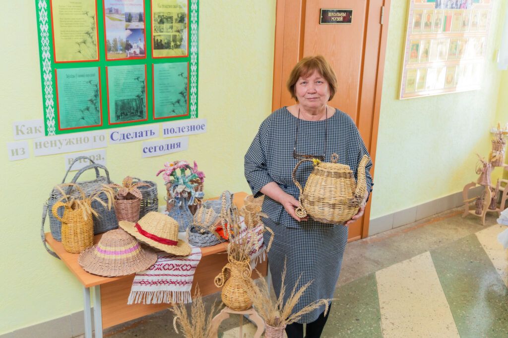 Уникальные изделия из бумажной лозы создает учительница Неманской школы