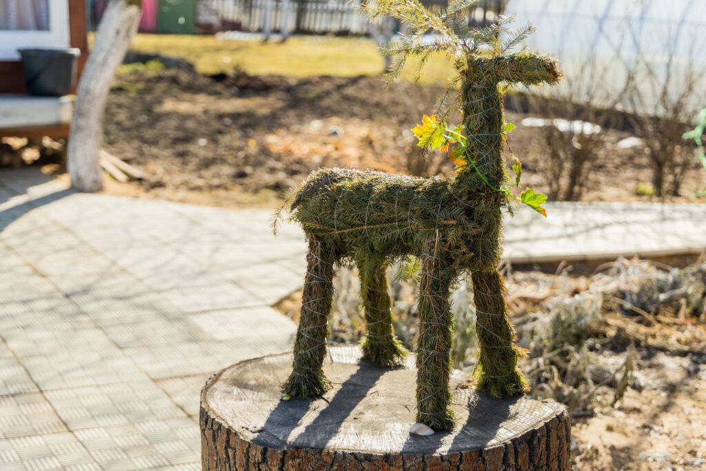 садовый декор из еловыхь веточек
