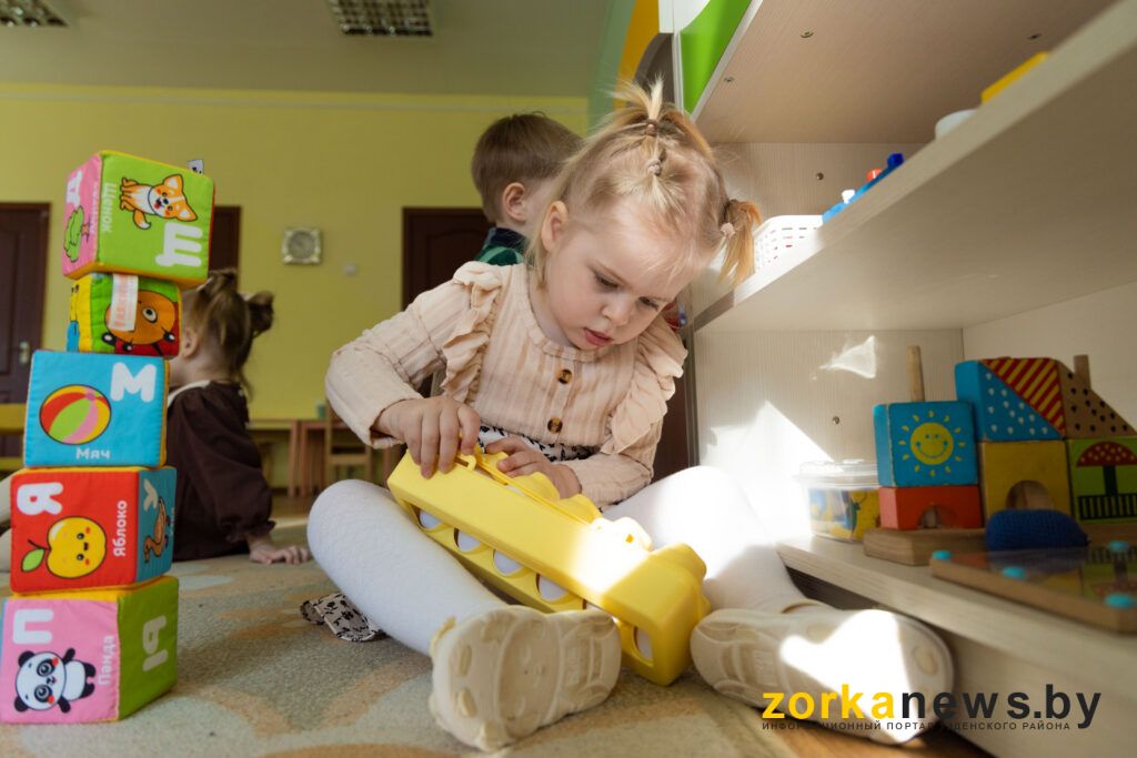 девочка играет