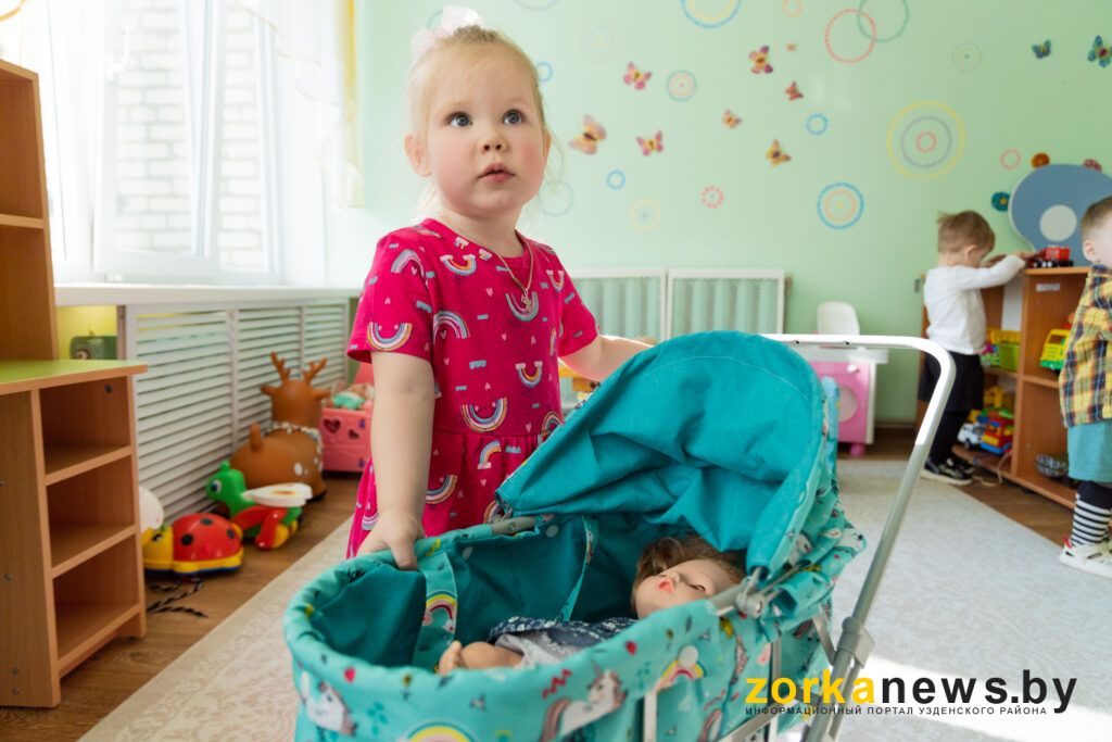 девочка с игрушечной коляской