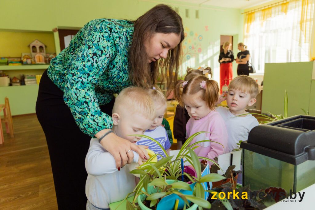 воспитатель с детьми