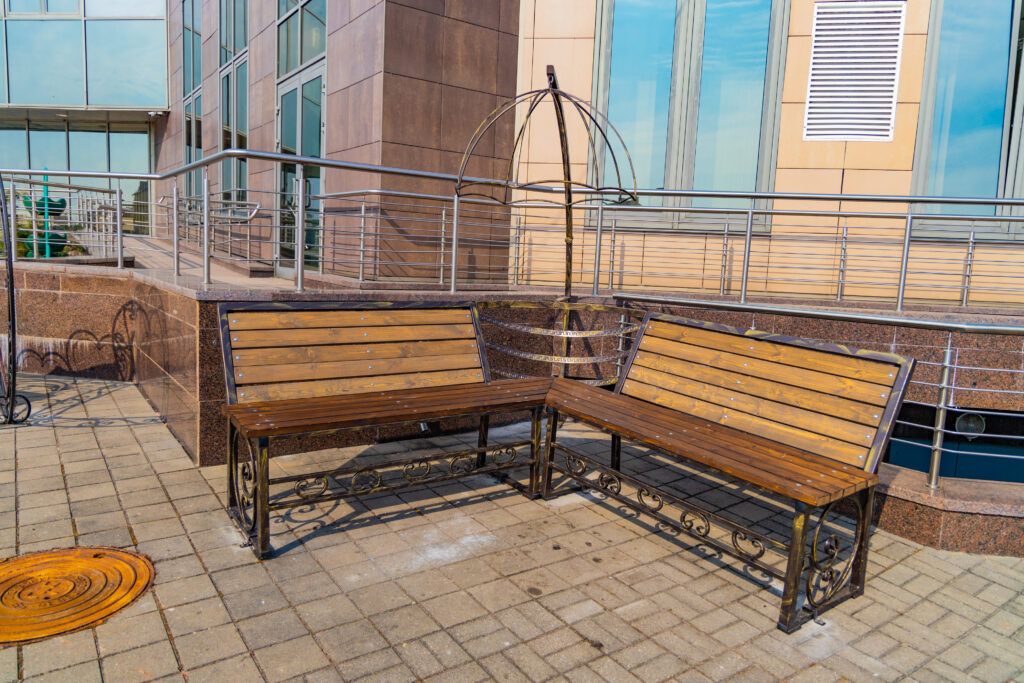 Скамейка с зонтиком — новый арт-объект установили у Дворца культуры в Узде