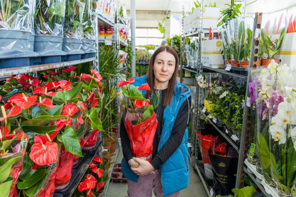 Людмила в цветочном магазине