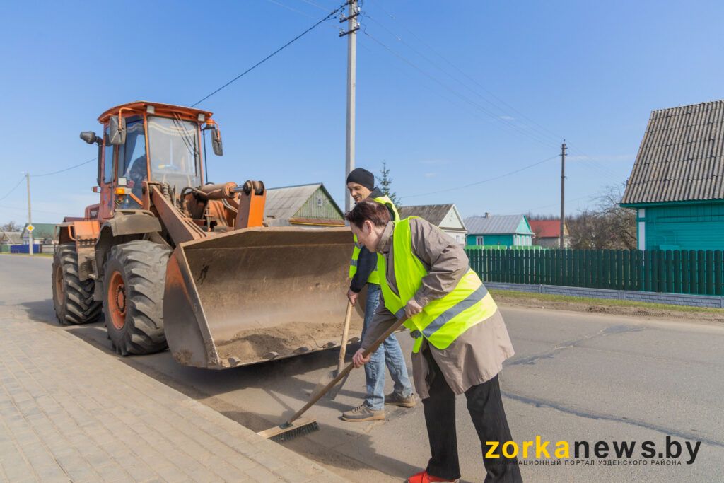 ЖКХ убирает город