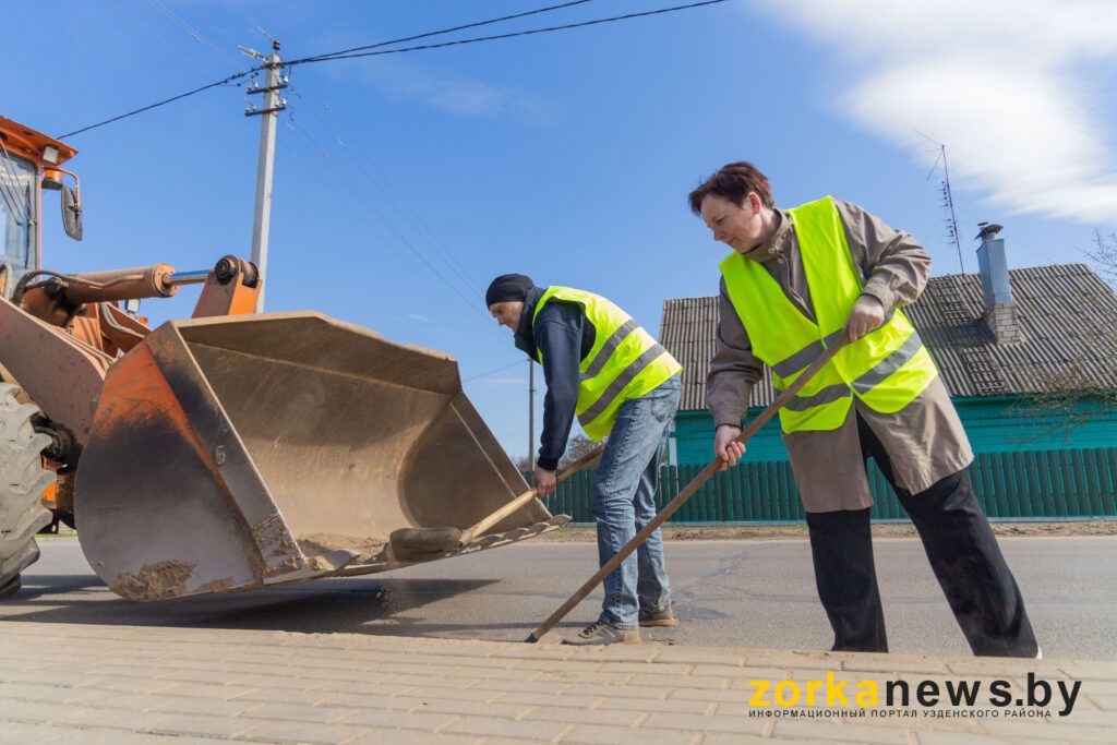 Работники ЖКХ вышли на внеплановый субботник в Узде