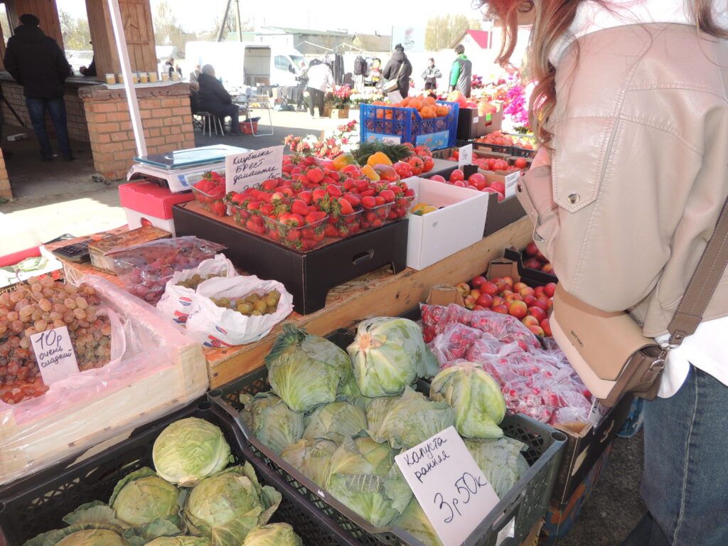 Сколько стоят овощи и фрукты на апрельском рынке в Узде