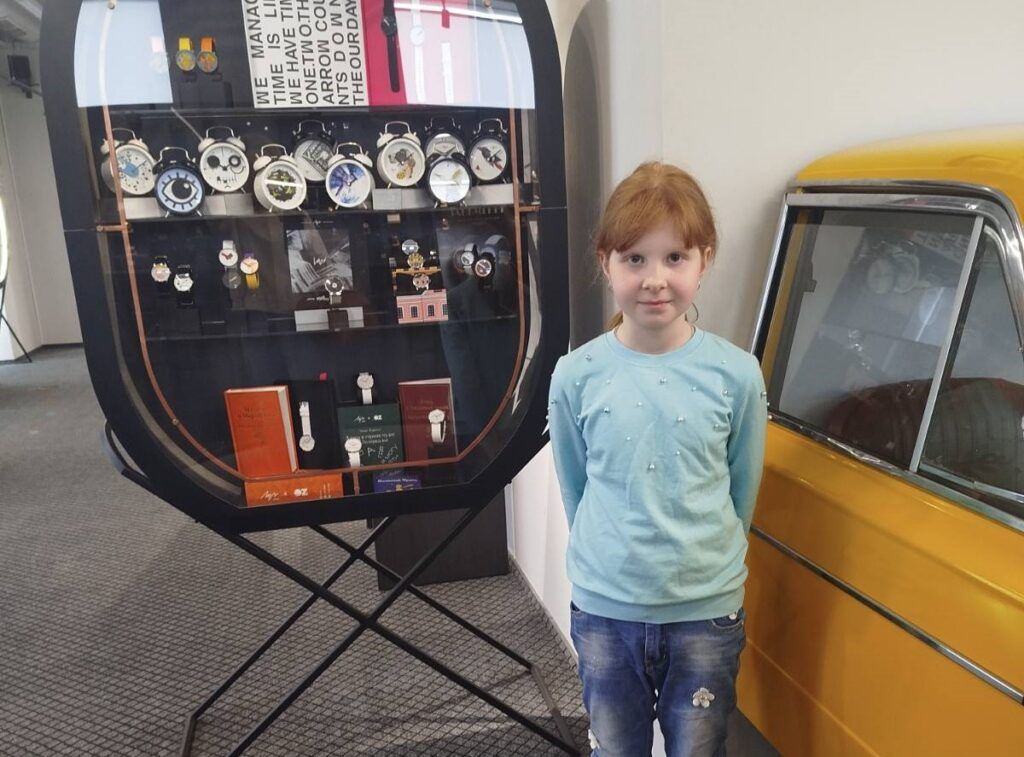 девочка в музее часов