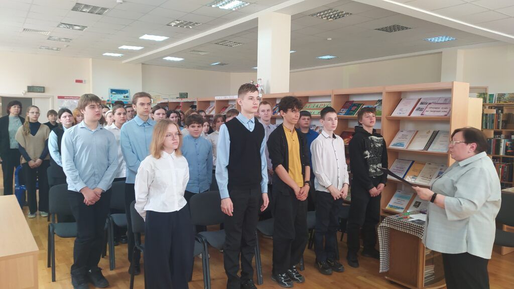 старшеклассники в библиотеке