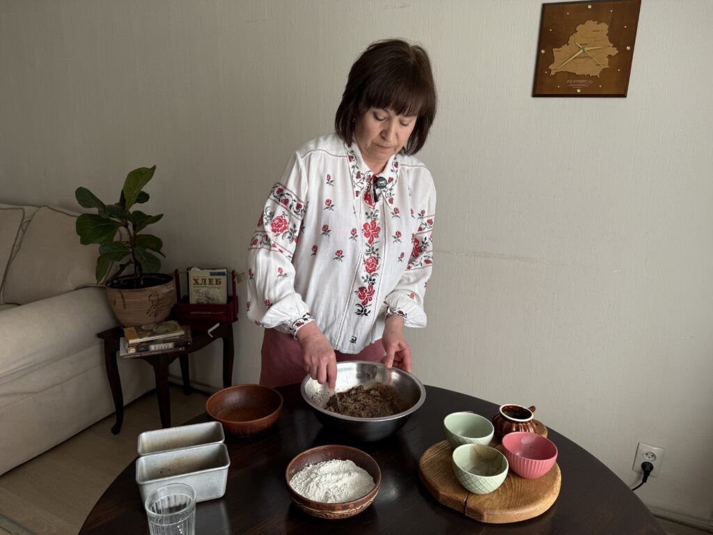 Екатерина Булка замешивает тесто