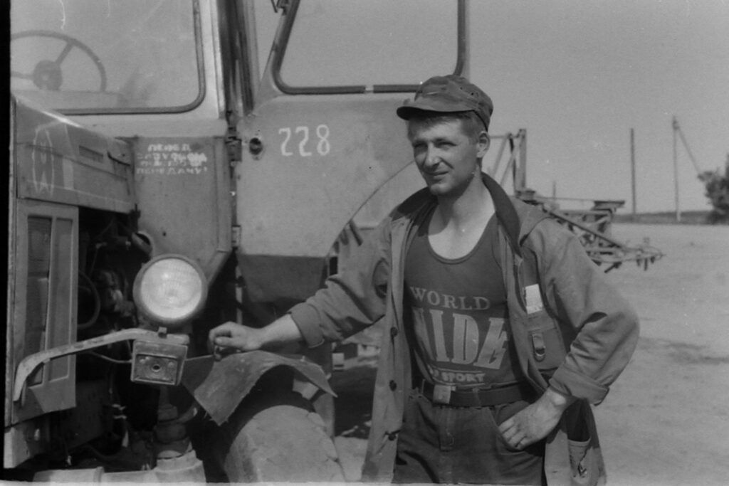 Ретрофото. В поле — хозяин