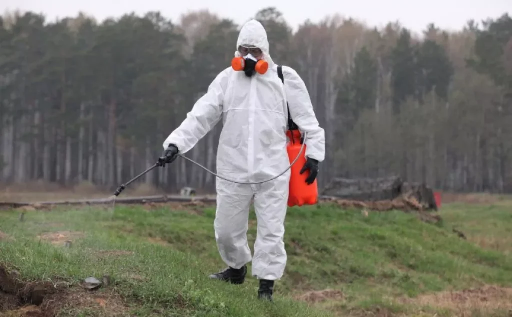 Более 10 выездов за месяц: жители Узденщины активно заказывают обработку участка от клещей