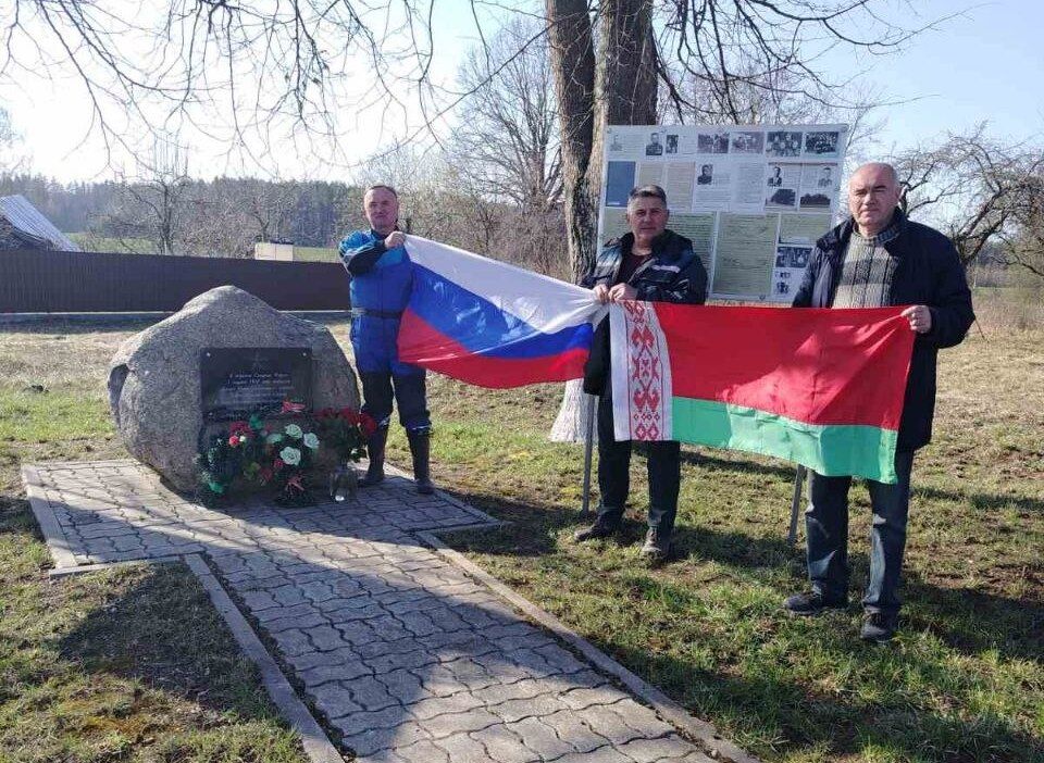 Субботник в деревне Старые Морги прошел в День единения народов Беларуси и России