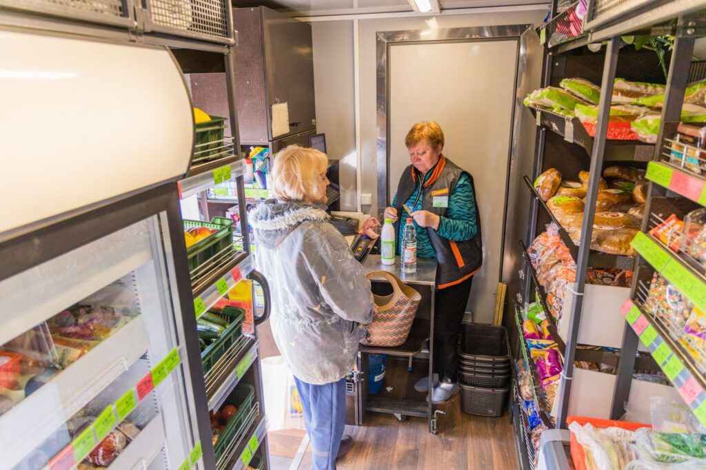 Чем закупались сельчане в автомагазине накануне Пасхи в Рыбаковщине