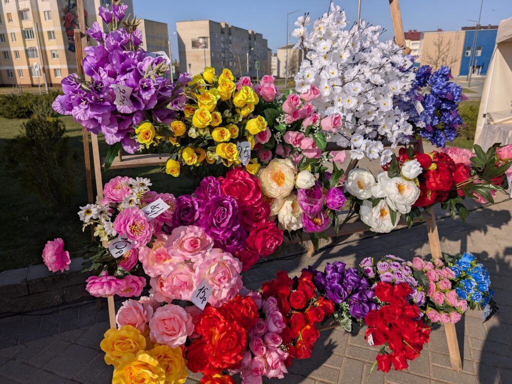 Почему нельзя приносить искусственные цветы на Радуницу — мнение священника