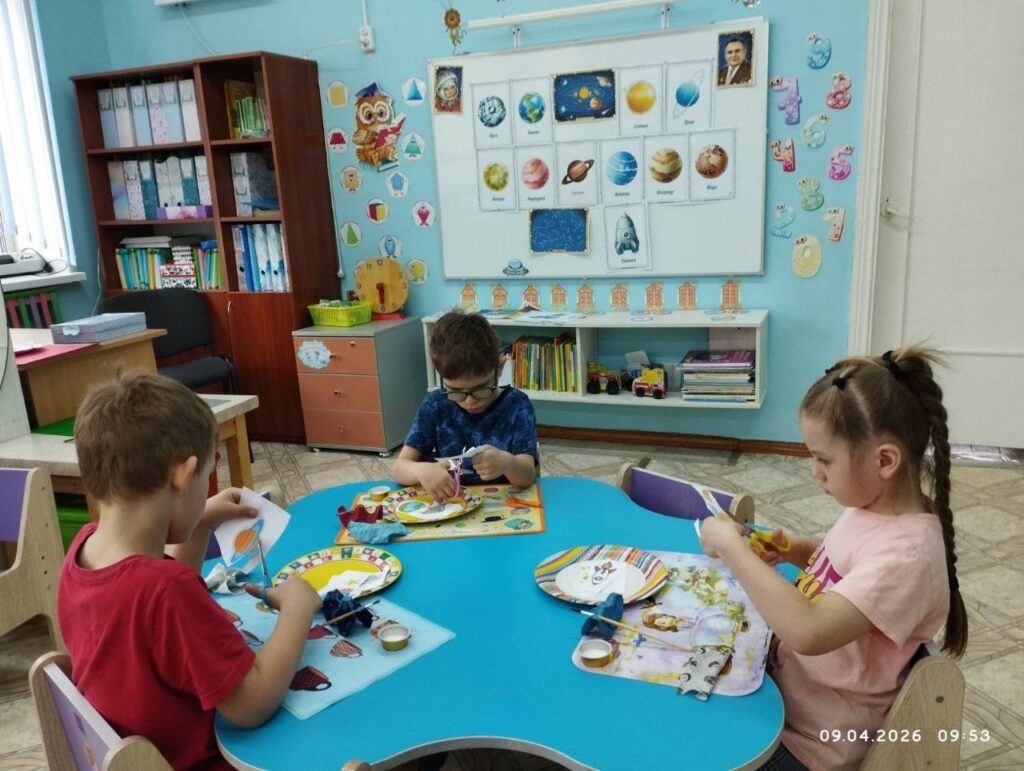 дети вырезают